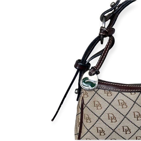 Dooney & Bourke Tan & Brown Signature Logo Maxi Quilt Baguette Shoulder Bag - Picture 4 of 15